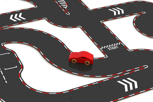 Piros kisautó egy pályán